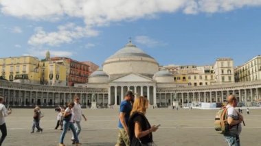 Napoli, İtalya - 17 Ekim 2018: San Francesco di Paola 'nın ünlü kraliyet Bazilikası yakınlarında yürüyen insanlar