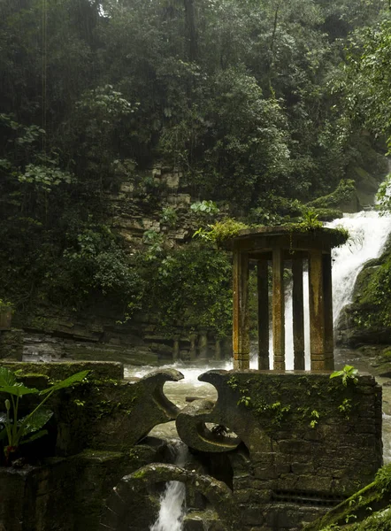 Xilitla, Meksika ormanın ortasında Türbesi