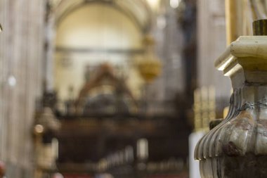 Bir sütun içinde bir kilise bakış