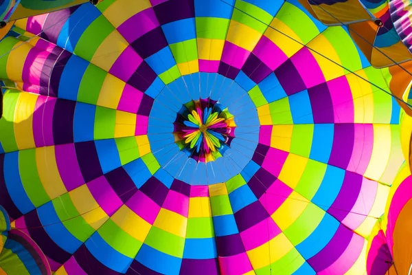 Sıcak hava balon izin almak an içinde kurulan rainbow sarmal