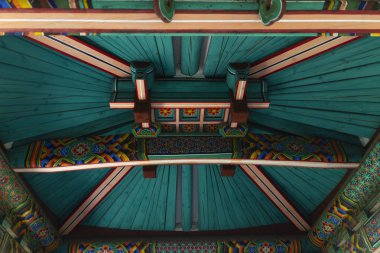 Bir forrest içinde corean pagoda içinde çatı detay