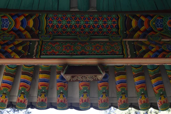 Bir forrest içinde corean pagoda içinde çatı detay