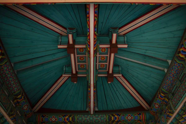 Bir forrest içinde corean pagoda içinde çatı detay