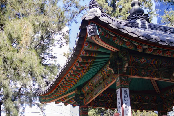 Corean pagoda bir forrest içinde ayrıntı çatısı