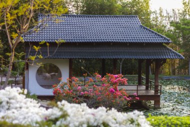 japanesse pagoda bir zen bahçesi havuz üzerinde