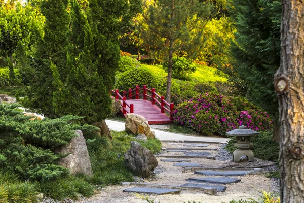 Bir zen bahçesinde japanesse kırmızı ahşap köprü