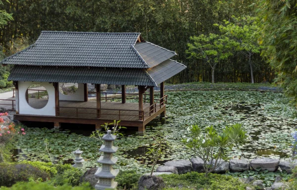 japanesse pagoda bir zen bahçesi havuz üzerinde