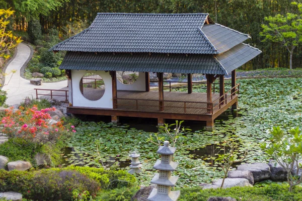japanesse pagoda bir zen bahçesi havuz üzerinde