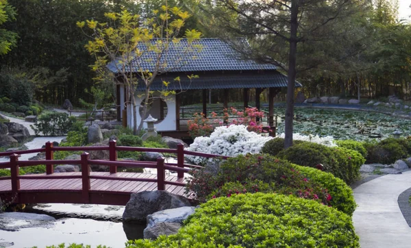 Pagode Japanesse Sur Étang Dans Jardin Zen — Photo