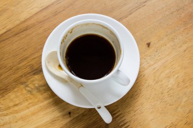 Kahve, ahşap arka plan üzerinde siyah kahve.