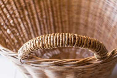 Kolu sepeti, boş kahverengi hasır sepet.