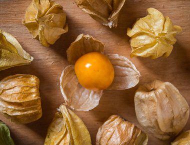 Cape bektaşi üzümü, Physalis meyve ahşap arka plan üzerinde.