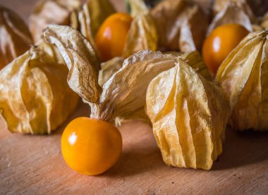 Cape bektaşi üzümü, Physalis meyve ahşap arka plan üzerinde.