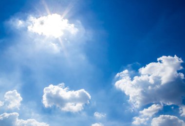 Bulutlu ve güneşli mavi gökyüzü