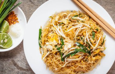 Tayland yemeği Pad Thai, Padthai usulü kızarmış erişte.