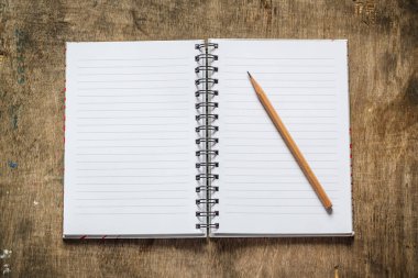 Defter kalem ahşap tablo ile