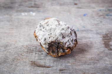 Ahşap masa üzerinde çürük tutku meyve