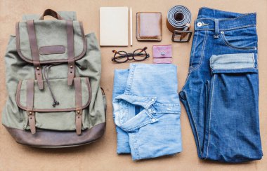 Erkekler rahat kıyafetler havai görünümü ahşap tahta arka plan üzerinde