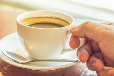 Adamın elinde bir fincan kahve holding.