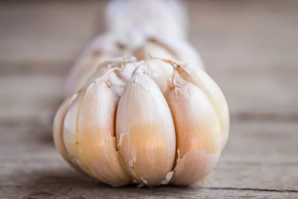 Ajo Sobre Fondo Madera — Foto de Stock