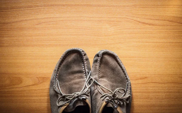 上に茶色の革の靴を見る — ストック写真