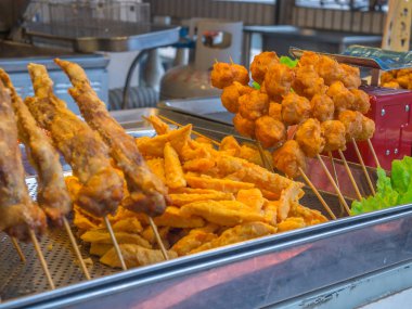 Wulai, Tayvan - 09 Ekim 2016: Tipik yerel pazar Tayvan ile lots-in yerel ürünler