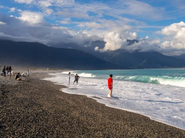 Hualien, Tayvan - 16 Ekim 2016: Güzel taşlı kumsal, Chishintan Beach