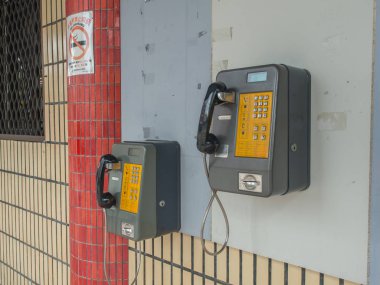 Luodong, Tayvan - 18 Ekim 2016: daha çok Luodong içinde bina bir tren istasyonu duvarına bir düzine telefonu yüklü