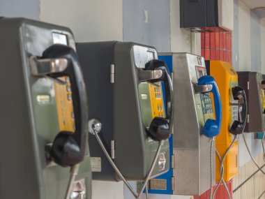 Luodong, Tayvan - 18 Ekim 2016: daha çok Luodong içinde bina bir tren istasyonu duvarına bir düzine telefonu yüklü