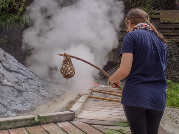 타이핑 2016 계란과 대만에서 온천의 물에서 — 스톡 사진