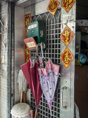 Yeşil posta kutusu ve şemsiyeler