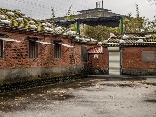 Dak van huis met tassen — Stockfoto