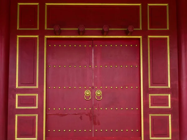 Porta de madeira vermelho-sangue — Fotografia de Stock