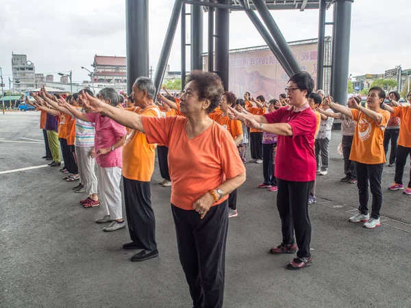 Older people in the exercise — Stock Photo, Image