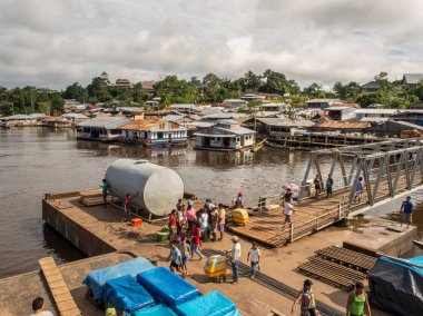 Amazon Nehri üzerindeki liman