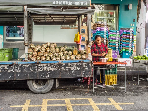 Stand mit frischen Ananas Stockbild