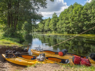 Sarı plastik kayıklar