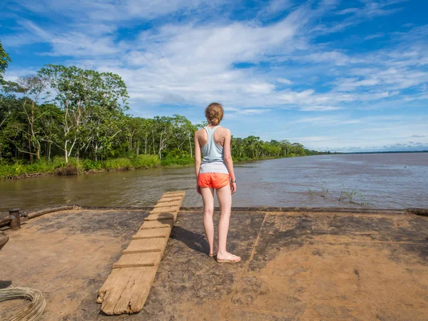 Mladá žena hledaje řeku Amazonky — Stock fotografie