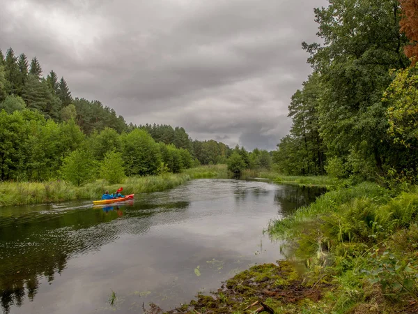 Kayakers pendant l'excursion en canoë — Photo