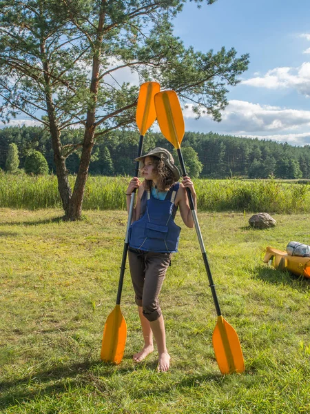 Jonge vrouw met de peddels Stockfoto