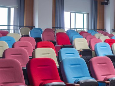 Halk kütüphanesinin sınıfında renkli koltuklar