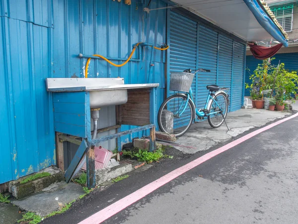 Blauwe fiets en wastafel — Stockfoto