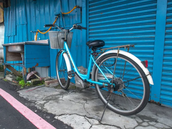Blå cykel och diskbänk — Stockfoto