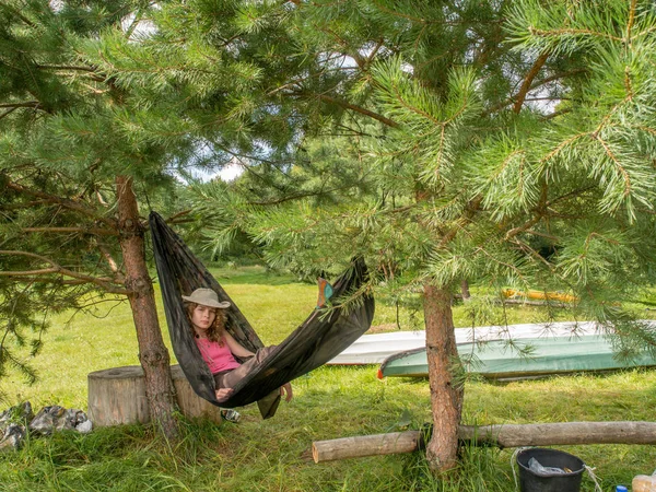 Jeune fille reposant dans un hamac — Photo