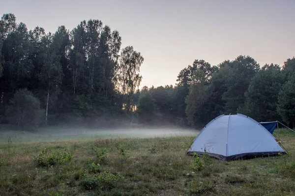 Πρωινή ομίχλη στο κάμπινγκ δίπλα στο ποτάμι — Φωτογραφία Αρχείου