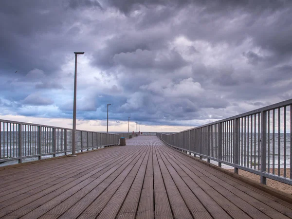 Lege houten pier — Stockfoto