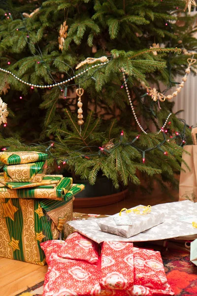 Geschenke unterm Weihnachtsbaum — Stockfoto