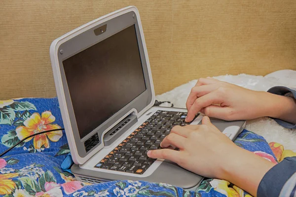 Menino e computador — Fotografia de Stock