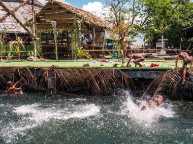  Suyun içinde çocuk oyun