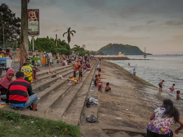印度尼西亚查亚普拉 2015年1月24日 巴布亚查亚普拉当地海滩有砖石楼梯和沐浴儿童 — 图库照片